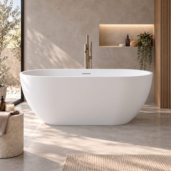 Freistehende ovale Badewanne in einem modernen Badezimmer mit wohnlichem Ambiente, Fliesenboden und integrierter Wandnische als Ablage.