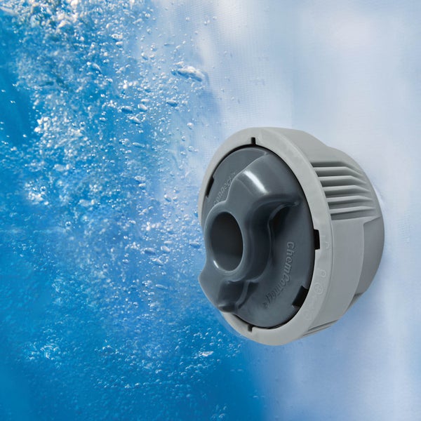 ChemConnect Dosierer am Pool mit Wasserblasen