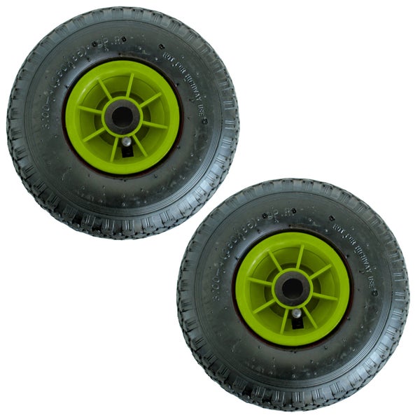 Zwei Schubkarrenreifen mit grüner Felge