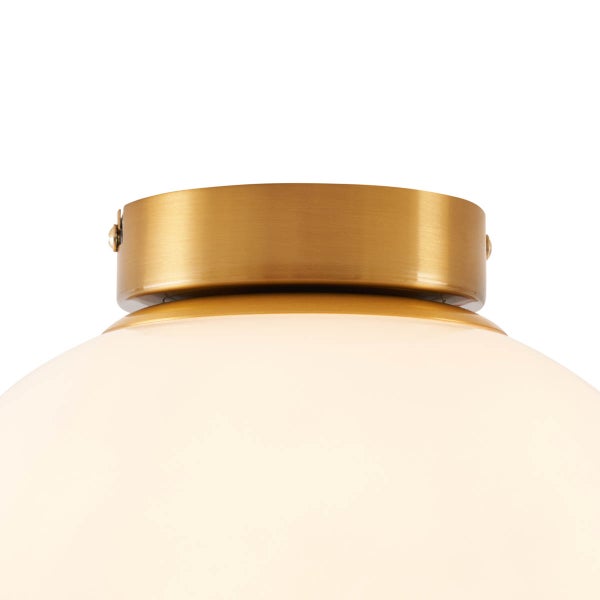 Detailaufnahme einer Deckenleuchte mit goldfarbener Halterung