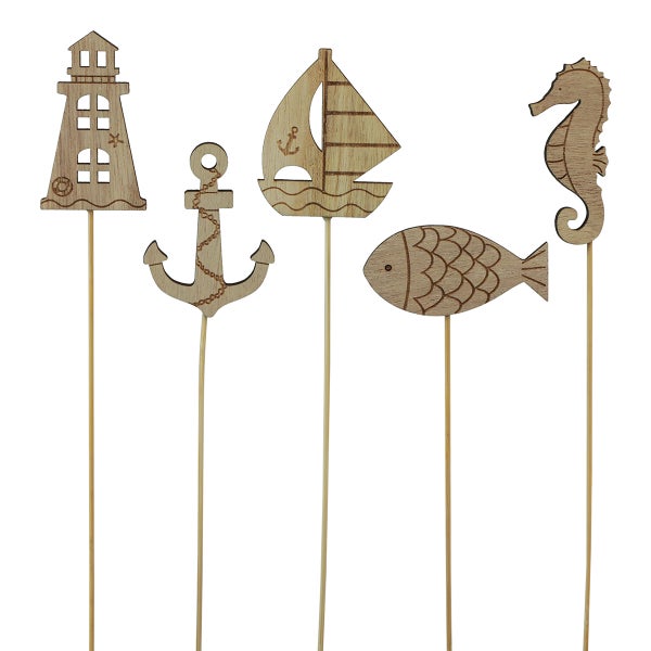 Dekorative Holzfiguren auf Stäben mit maritimen Motiven, darunter Leuchtturm, Anker, Segelboot, Fisch und Seepferdchen