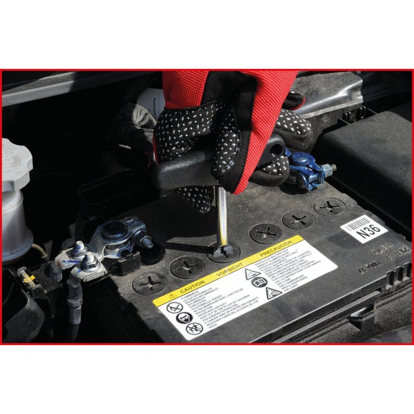Autobatterie wird mit einem Schraubendreher gewartet
