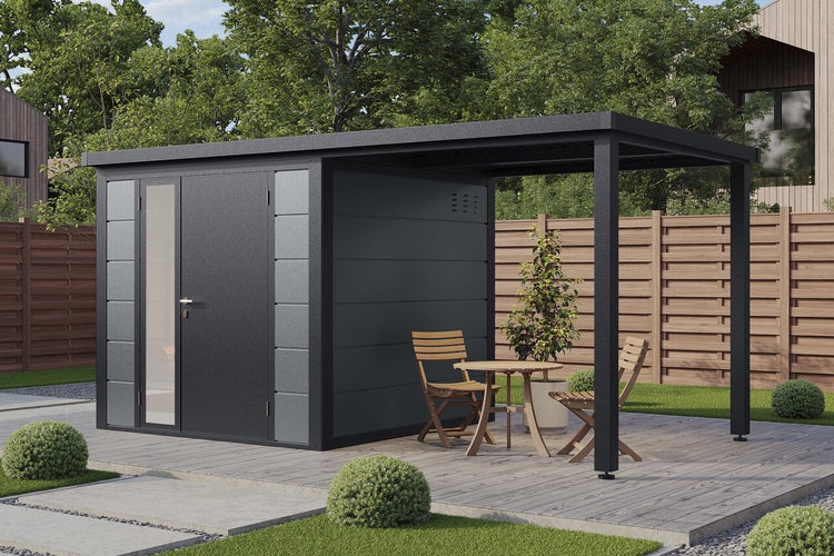 Modernes Gartenhaus aus Metall mit integriertem Schleppdach und Glastür auf einer Holzterrasse im Garten.