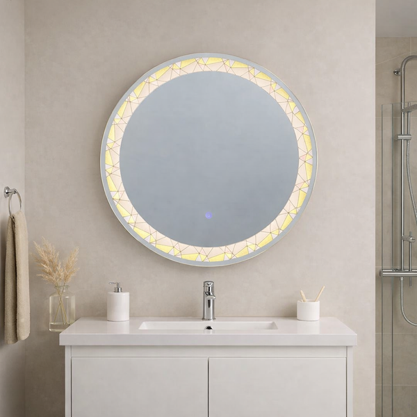 Runder Badezimmerspiegel mit LED-Beleuchtung im geometrischen Muster und Touch-Sensor über einem weißen Waschtisch in einem modernen Badezimmer.
