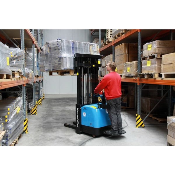 Mitarbeiter bedient einen Kommissionierer in einem Lager mit Regalen