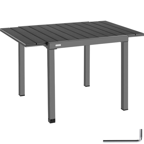 Gartentisch von tectake aus Aluminium mit dunkelgrauer Tischplatte aus Latten und einem Inbusschlüssel.