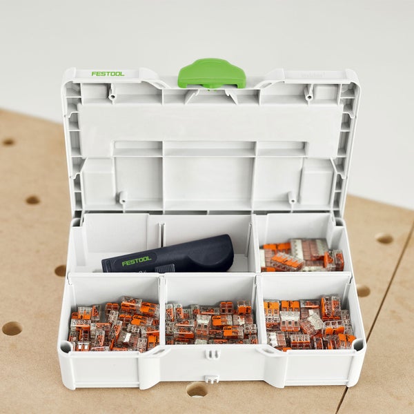 Offene Festool Sortimentsbox mit Kabelverbindern und Werkzeug