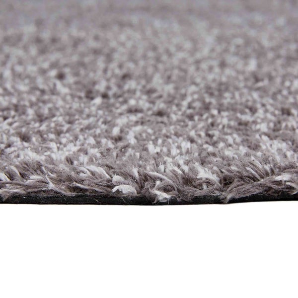 Detailaufnahme eines grauen Teppichs mit hohem Flor