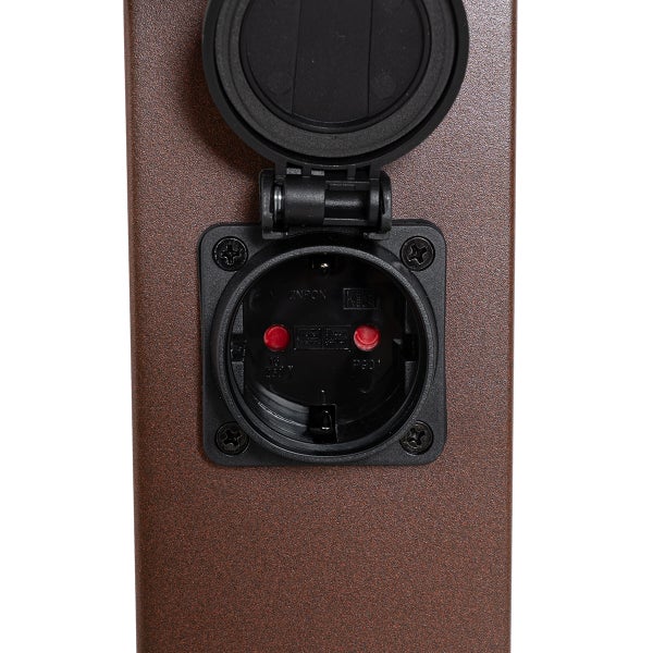 Schwarze Außensteckdose mit geöffnetem Klappdeckel an einer braunen Säule.