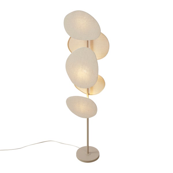 Moderne Stehleuchte mit fünf organisch geformten Textilschirmen in Beige auf einem schlichten Metallgestell.