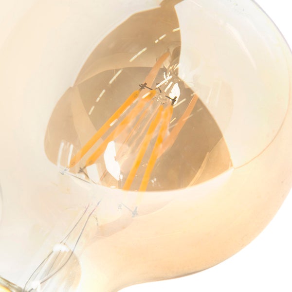 Nahaufnahme eines LED-Leuchtmittels in Globe-Form mit sichtbaren Filament-Leuchtfäden im Vintage-Stil.