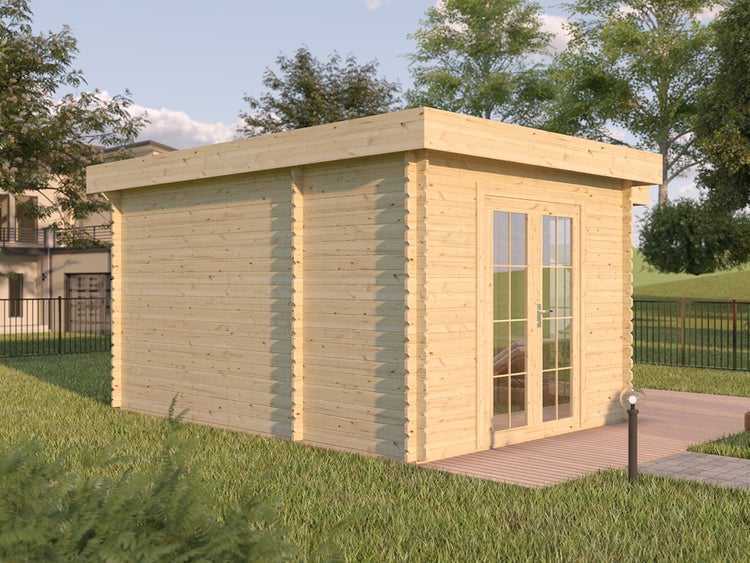 Modernes Gartenhaus aus hellem Holz mit Flachdach und verglaster Doppeltür in einem hellen Garten auf einer Rasenfläche neben einer Holzterrasse.