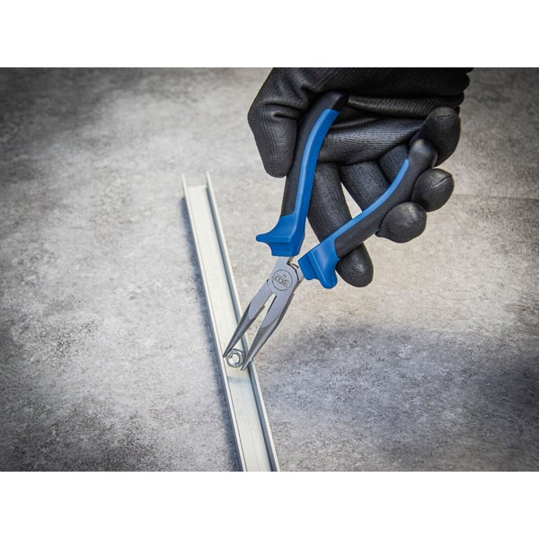 Eine Hand mit Schutzhandschuh hält eine Flachrundzange mit blauen Griffen, die eine Mutter in einer Metallschiene platziert.