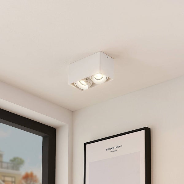 Deckenleuchte mit zwei Strahlern im Innenraum