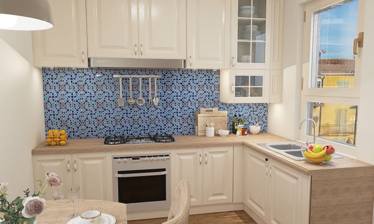 Helle Küche mit weißen Schränken, blauen Fliesen und Holzarbeitsplatten