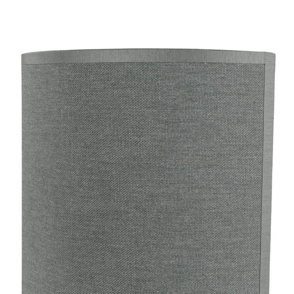 Grauer Teppich mit textiler Oberfläche