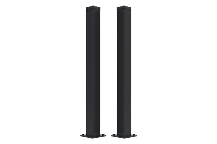 Zwei schwarze quadratische Zaunpfosten aus Metall mit Pfostenkappen und Bodenplatten.
