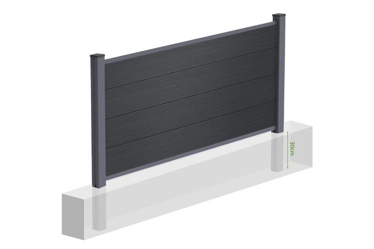 Sichtschutzzaun aus WPC mit horizontalen Lamellen, Pfosten und Montagehinweis zur Einbautiefe von 30 Zentimeter im Fundament.