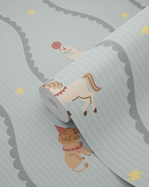 Kindertapete mit Zirkusmotiven wie Löwe und Pferd auf gestreiftem Hintergrund