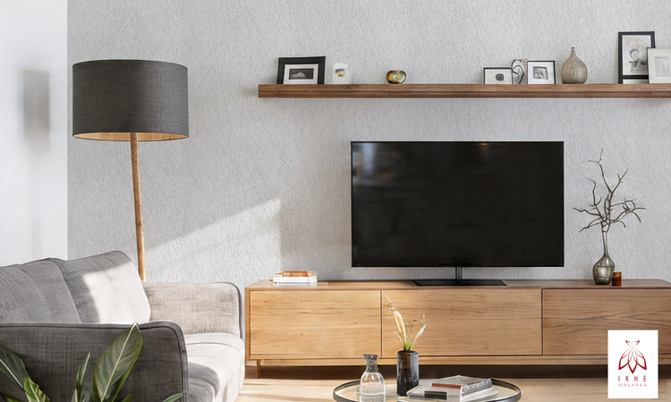 Modernes Wohnzimmer mit strukturierter Vliestapete, Lowboard aus Holz, Wandregal, Stehlampe und grauem Sofa.