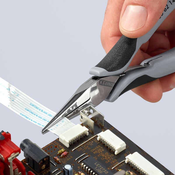 Knipex Elektronik-Greifzange im Einsatz an einer Platine
