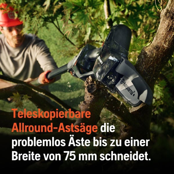 Eine Person schneidet einen Ast mit einer teleskopierbaren Astsäge von Husqvarna