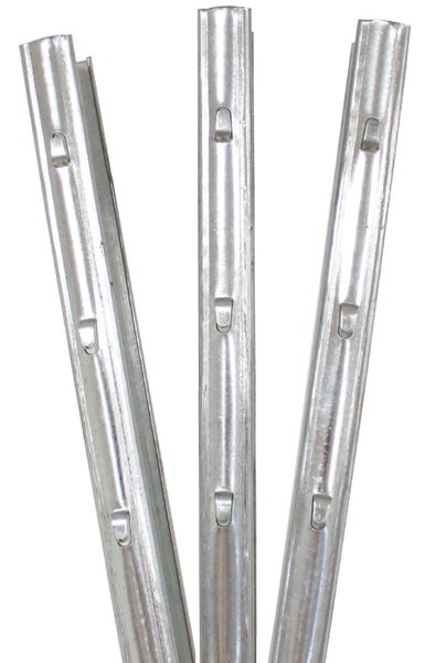 Drei Zaunpfosten aus Metall mit Aussparungen