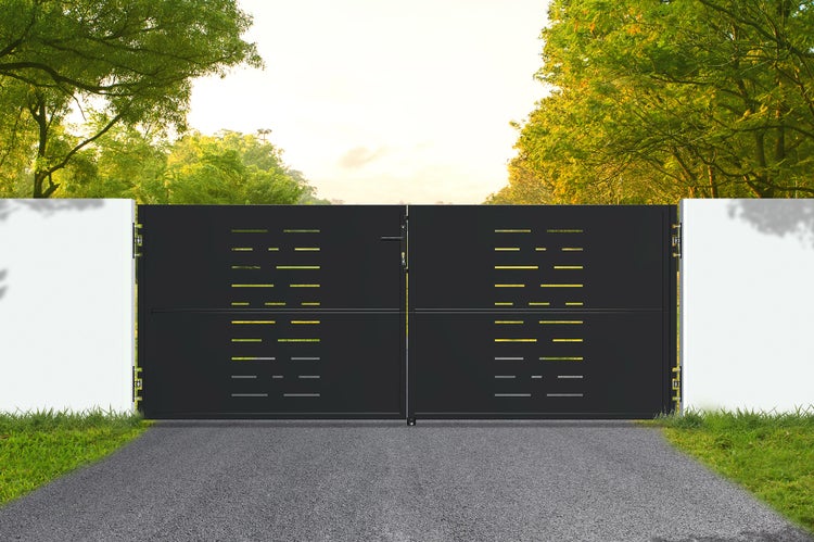Modernes schwarzes zweiflügeliges Einfahrtstor aus Metall mit horizontalen Aussparungen an weißen Pfosten in einer hellen Außenanlage.