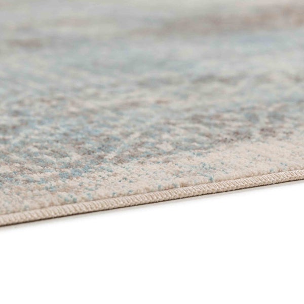 Nahaufnahme eines Teppichs mit kurzem Flor, Vintage-Muster und geketteltem Rand.