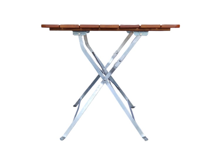 Klapptisch mit Tischplatte aus Holz und Metallgestell in X-Form.