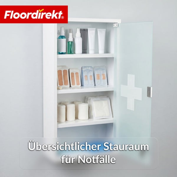Weißer Medizinschrank mit offener Glastür und drei Ablagefächern, gefüllt mit Verbandmaterial und Pflegeprodukten. Floordirekt Logo.