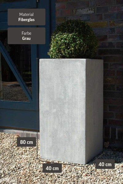 Quadratischer Pflanzkübel aus Fiberglas in Beton-Optik, Maße 80 Zentimeter Höhe mal 40 Zentimeter Breite mal 40 Zentimeter Tiefe.