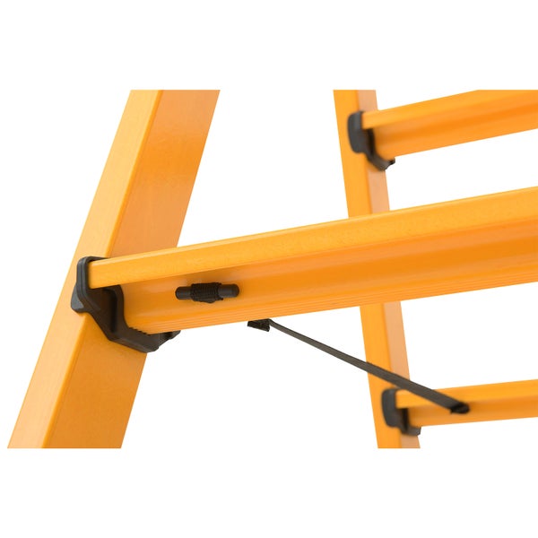 Detailansicht einer orangefarbenen Leiter mit Sprossen und schwarzer Halterung