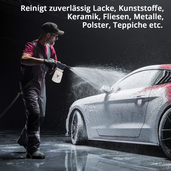 Ein Mann reinigt mit einem Schaumsprüher ein Auto.