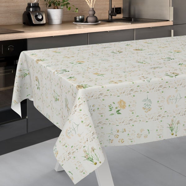Rechteckige Tischdecke mit Blumenmuster aus gelben Blüten und grünen Blättern auf hellem Grund, in einer modernen Küche.