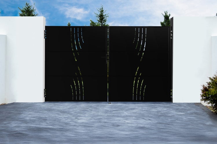 Schwarzes Gartentor mit modernem Design und vertikalen Schlitzen