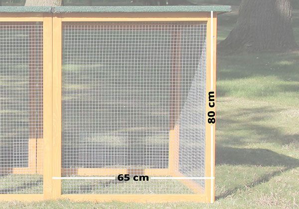 Holzeinfassung mit Drahtgeflecht, 80 Zentimeter hoch und 65 Zentimeter breit.