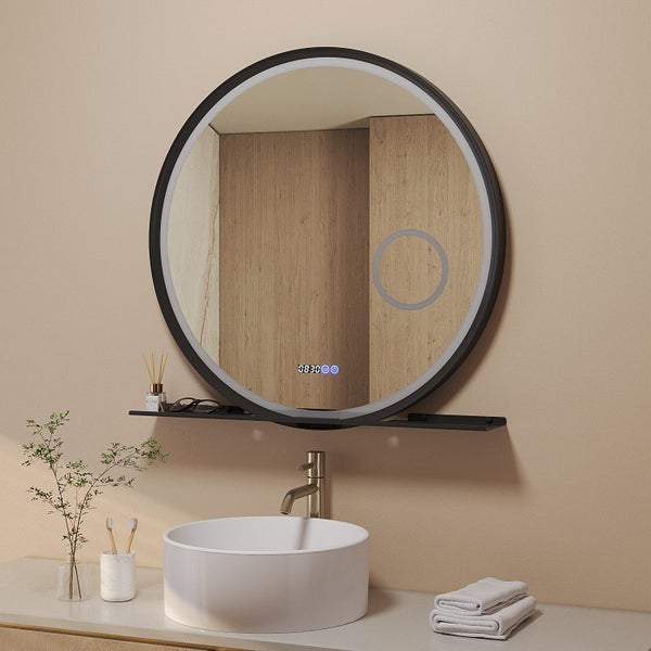 Runder LED Badezimmerspiegel mit integrierter Uhr und Ablagefläche über einem modernen Waschbecken