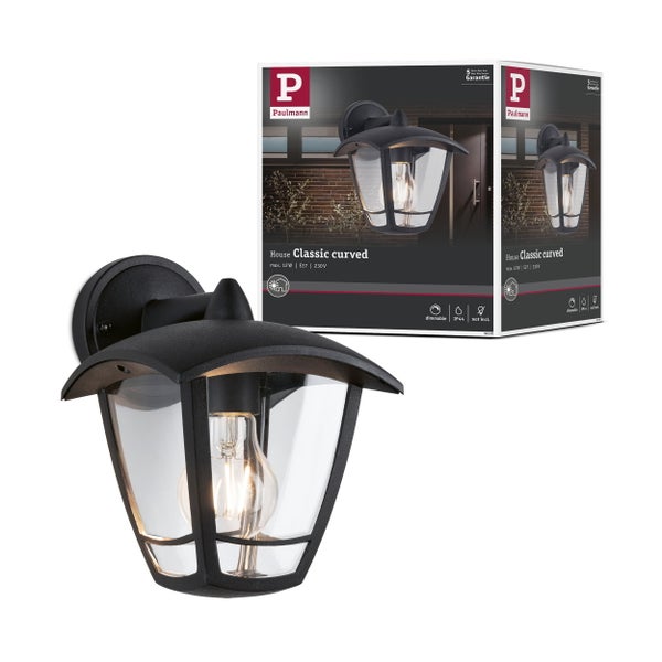 Moderne Außenwandleuchte mit gebogenem Dach und Klarglas für eine gleichmäßige Lichtverteilung an Hausfassaden.