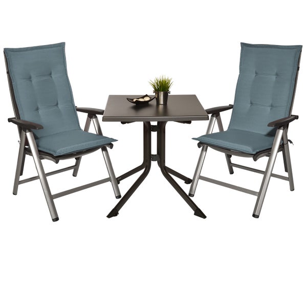 Gartenmöbel-Set bestehend aus zwei Klappstühlen mit Auflagen und einem quadratischen Gartentisch. Gestelle aus Metall.