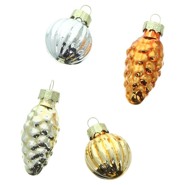 Set mit vier weihnachtlichen Glaskugeln und Tannenzapfen zum Aufhängen als Christbaumschmuck.