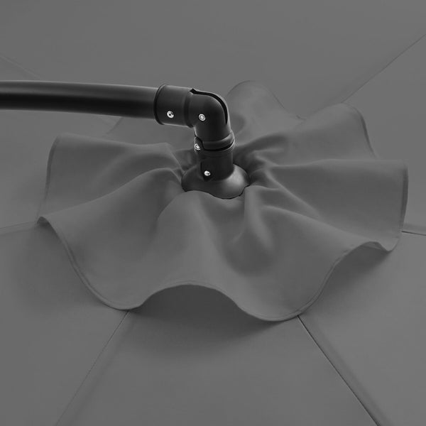 Detailansicht der Gelenkverbindung eines Sonnenschirms zwischen Gestell und Schirmtuch.