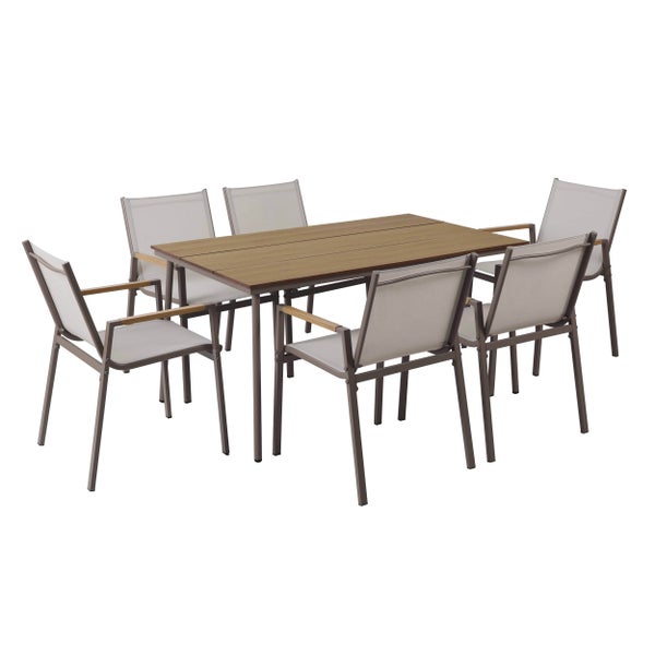 Gartenmöbel-Set bestehend aus einem rechteckigen Tisch mit Holzoptik-Platte und sechs Stapelstühlen mit Textilbespannung und Armlehnen.