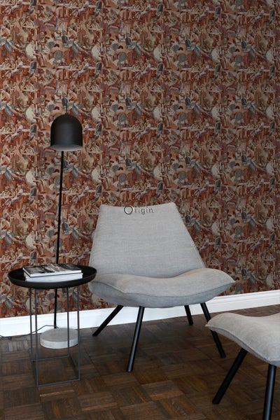 Szene mit gemusterter Tapete, Lampe, Tisch und Stuhl