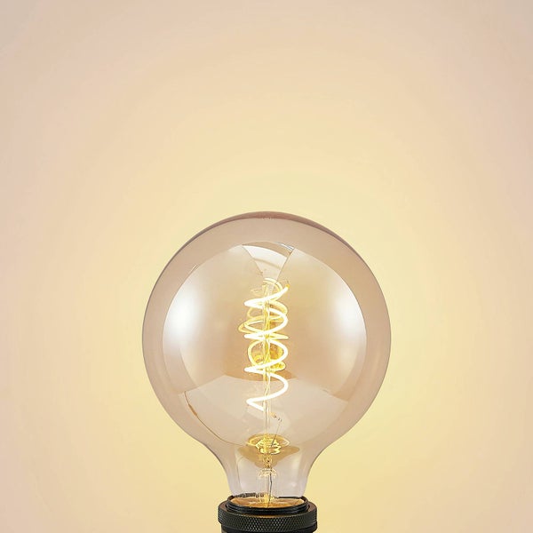 LED-Filament-Leuchtmittel in Globeform mit spiralförmigem Leuchtdraht und warmweißer Lichtfarbe.