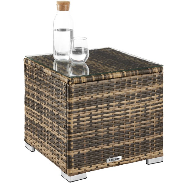 Quadratischer Beistelltisch aus Polyrattan mit Glasplatte und Metallfüßen.