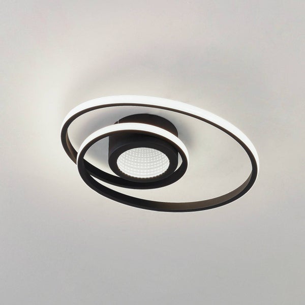 Moderne Deckenleuchte im Spiraldesign mit zwei Leuchtringen und einem zentralen Spot.