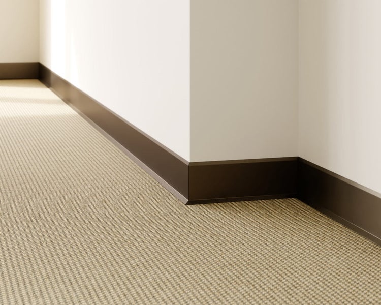 Raumecke mit Teppichboden und Sockelleisten