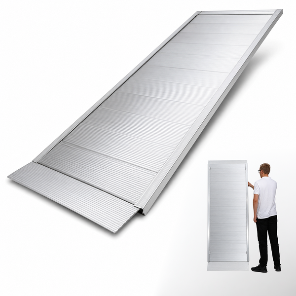 Möbelrollladen-Set aus Aluminium mit gerippter Oberfläche und einer Person zum Größenvergleich.