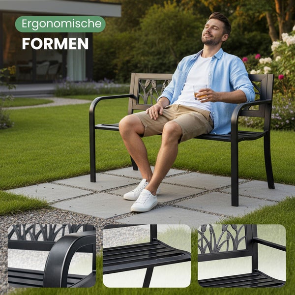 Schwarze Gartenbank aus Metall mit ergonomischen Formen und dekorativer Rückenlehne in einer Gartenlandschaft.